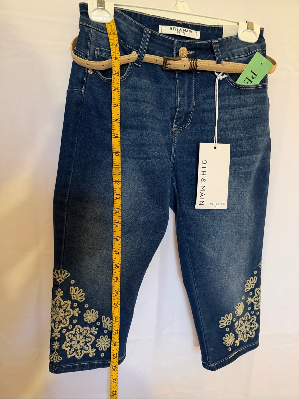 9TH & MAIN Women’s Dark Blue Embroidered Crop Jeans size: 6P